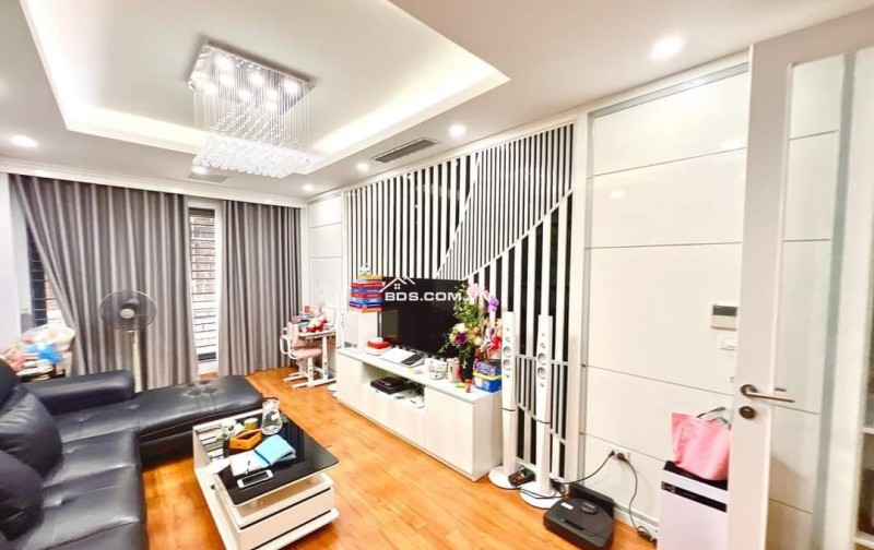 NHÀ ĐẸP Ở PHÙNG CHÍ KIÊN -PHÂN LÔ Ô TÔ - MẶT NGÕ KINH DOANH - 2 THOÁNG TRƯỚC  SAU - FULL NỘI THẤT TIỀN TỶ.